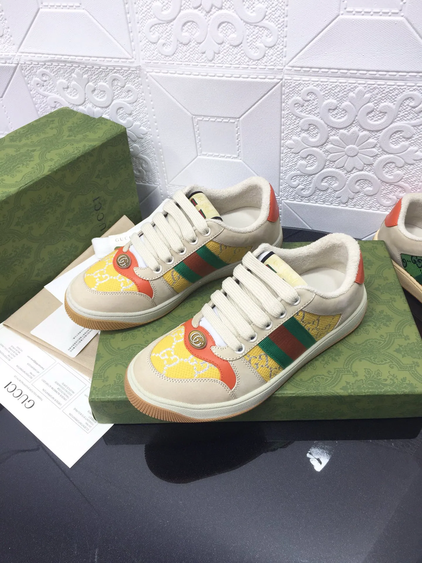 Ex-factory price: 540💰 GUCCI Gucci's newly upgraded back cover lining, top-notch old dirty shoes, classic casual sports shoes for couples, retro sneakers and old G family dirty shoes, updated at the counter simultaneously! ①The shoe upper has the same water-based edge coating process as the original version⚠️The ordinary oil edges on the market have a strong glue feel and are easy to fall off! Grade A first-layer nubuck leather (with pores)/matching computer embroidered double G cloth, high-density terry velvet lining. ② A PVC transparent small round mark sealing line is added to the details of the midsole. The mold is opened six times and the jewelry craftsmanship is used to customize the two-color double G buckle, striving to be the same as the original version. A pair of buttons is more than three times more expensive than ordinary buckles on the market. ③An old two-color washable label, the chip is placed on the outer waist of the right foot, the entire shoe is completely hollowed out with rubber technology, TUP material (rubber to distinguish the market) with the latest green packaging from the counter, 3D printed handbag, and a pair of shoelaces. There is no pressure when entering and exiting the counter. You can buy a 1:1 accurate replica of the original version and modify and upgrade it repeatedly. The details are perfectly restored, the materials are all customized, and they are truly top-notch. Please look at the details clearly to identify the quality. Upper: First-layer frosted cowhide/embroidered double G cloth. Lining: original high-density velvet lining. Foot pads: original pearlescent sheepskin. Outsole: private molded vacuum TPU material. Packaging: original top-grade full set packaging at the counter. Shoe size: women's size 35-40, men's size 39-44 (men's size 38, 45🉑️customized, non-returnable)